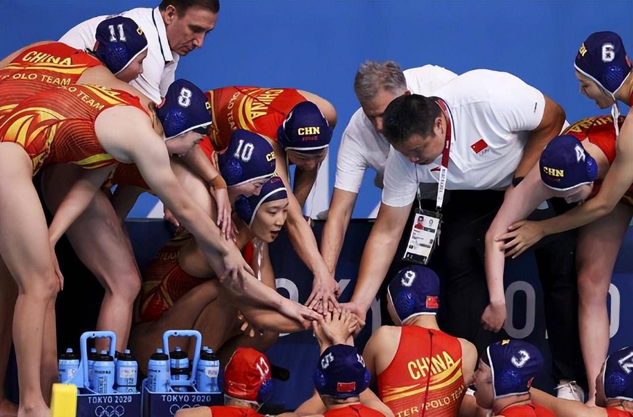 目前阿劳霍与巴萨的合同到2026年到期，违约金10亿欧元。